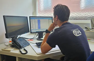 DVE Automatisering Persoon kijkt naar het scherm